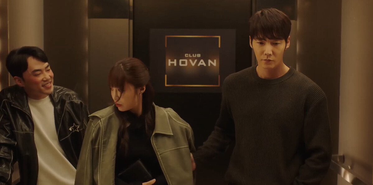 桂志雄(右)再把李微進拉到身邊躲色狼，細膩的動作好心動！