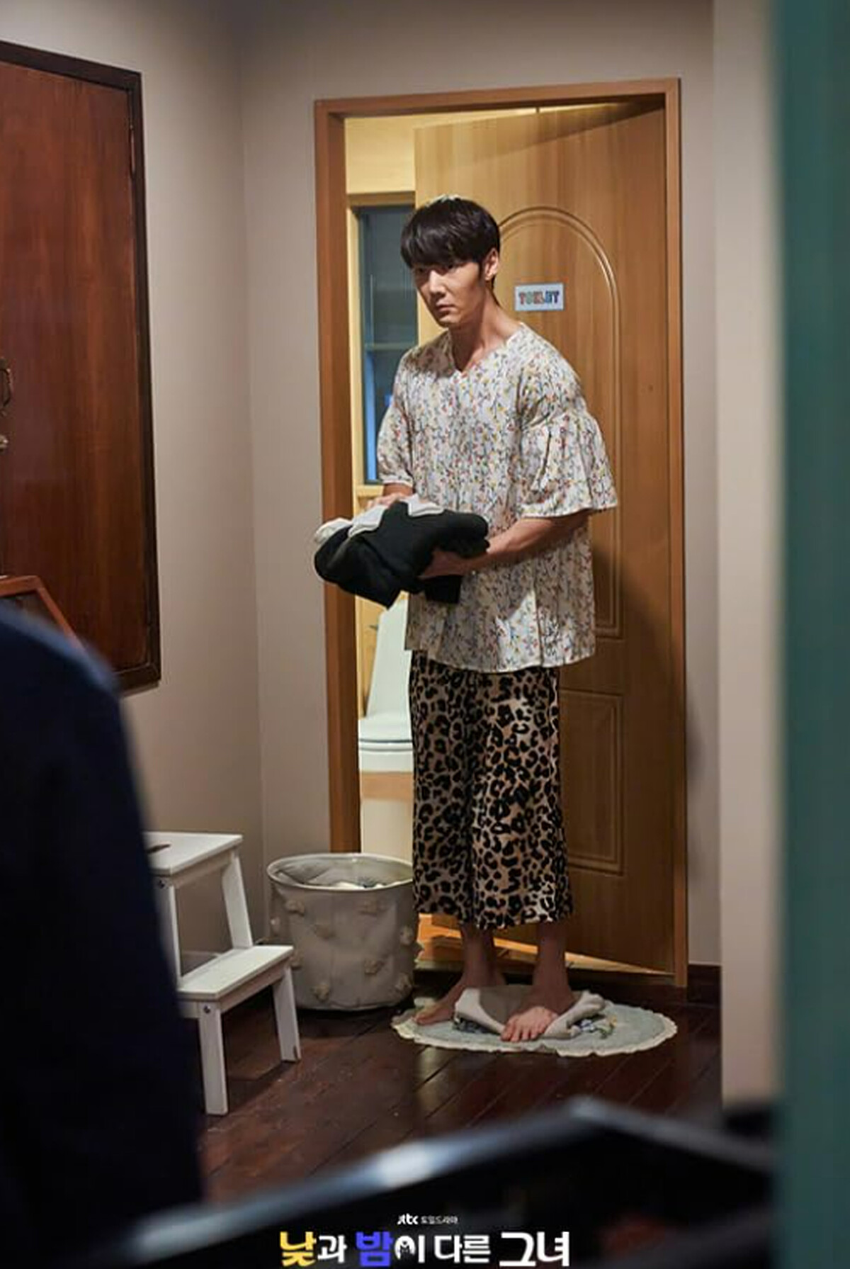 桂志雄下半身著豹紋寬褲，肯定是所有韓劇裡，男主穿搭農村時尚最猛的一位！