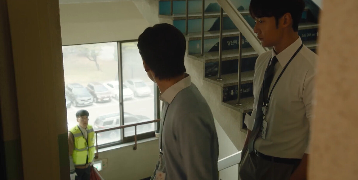 白院長(左下)偷聽桂志雄(右)和搜查官談話