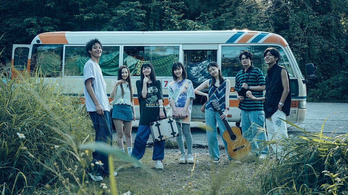 李恩佑（左起）、蔡佳彤、陳姸霏、朱勻甄、林宴慈、劉子銓、劉宥慳詮釋《誰是被害者：第2季》偷公車逃家少年團