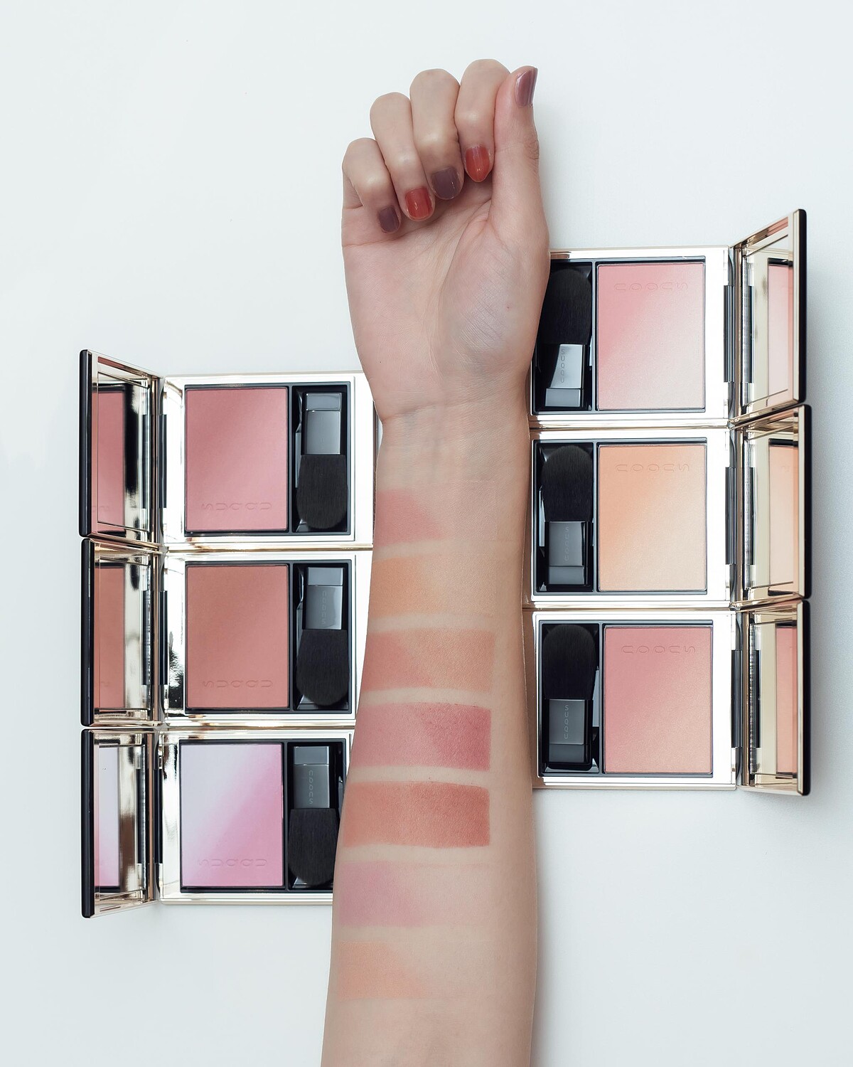 SUQQU晶采柔艷頰彩手部試色，由上而下為#01、#02、#03、#04、#05、#06、101。)