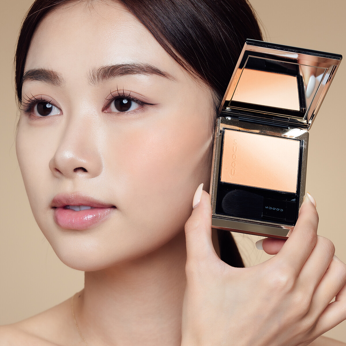 SUQQU晶采柔艷頰彩#02陽照HARUTERASHI試色。