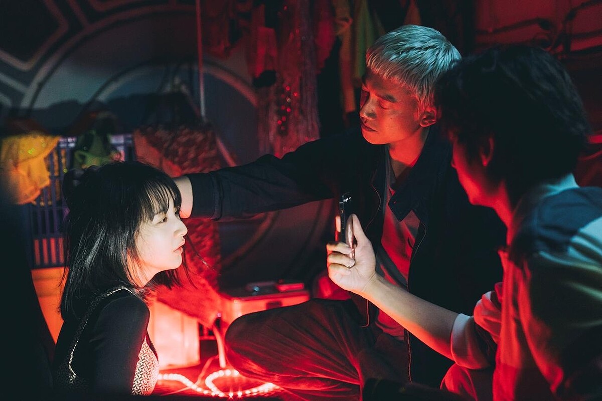 金勤將娜娜打到哭著求救，拍勒索影片。