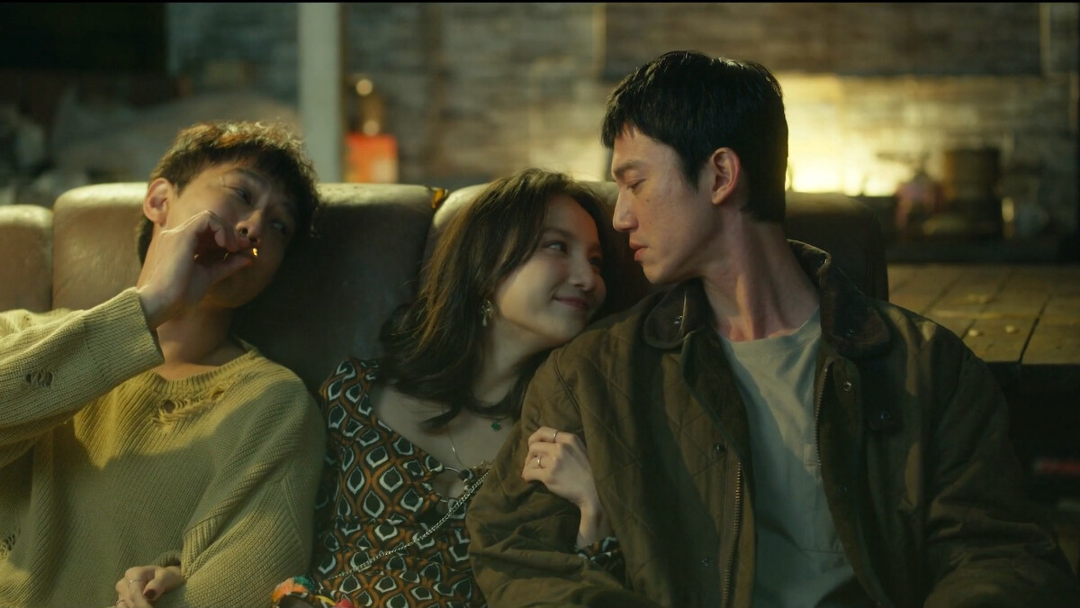 金勤與 May（張甯飾演）及阿虎（鄒承恩飾演）曾在一起。