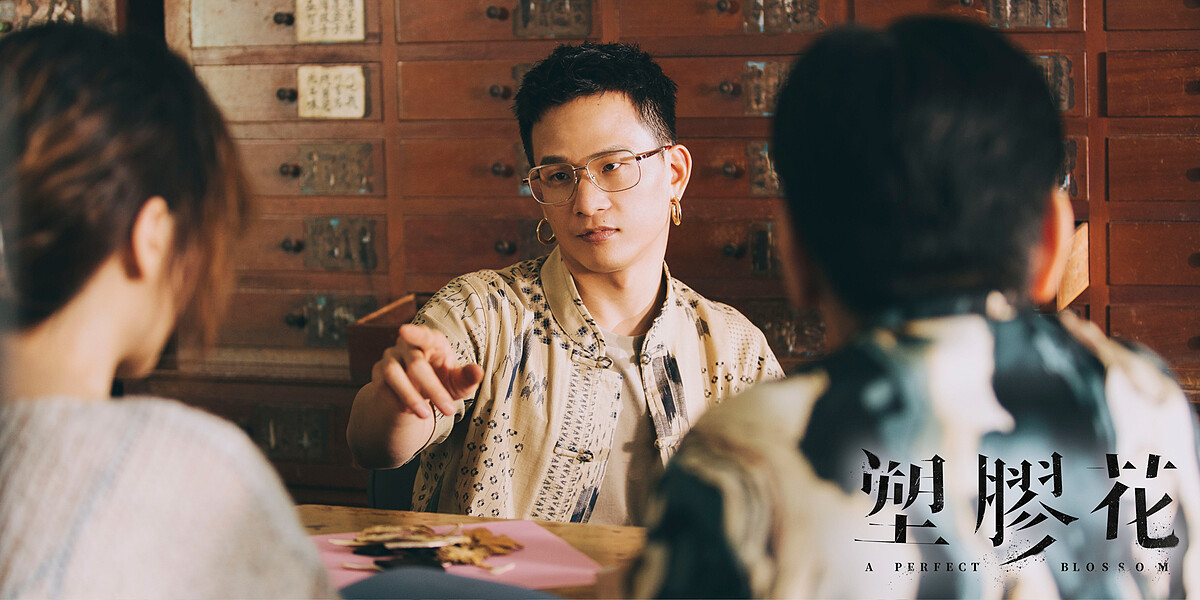 帥氣中藥師（阿斌飾演）與賴打一起幫西施把脈。