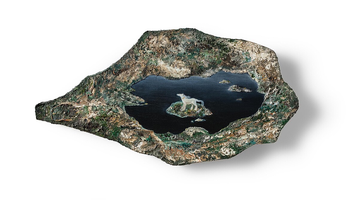 呂紹瑜 Crystal Lupa〈島中島 Recursive Island〉：油畫與金箔在亞麻布上 oil & gold leaf on linen 25 &times; 49 &times; 3 cm，2024。