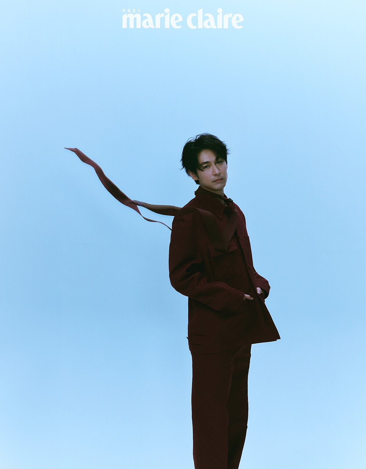 領巾裝飾襯衫、紅色長褲，both by Gucci。