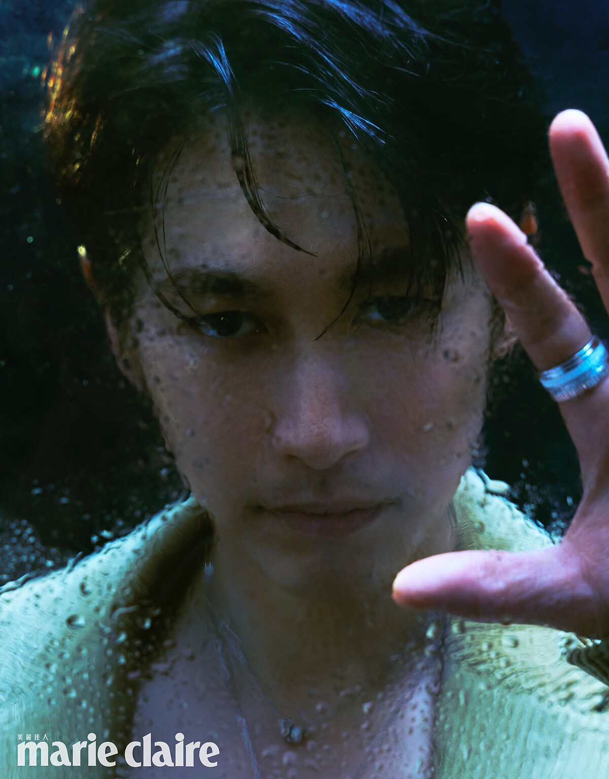 淺色西裝外套，BottegaVeneta。Quatre Black 系列吊墜項鍊、Quatre Double White 系列戒指，both by Boucheron。