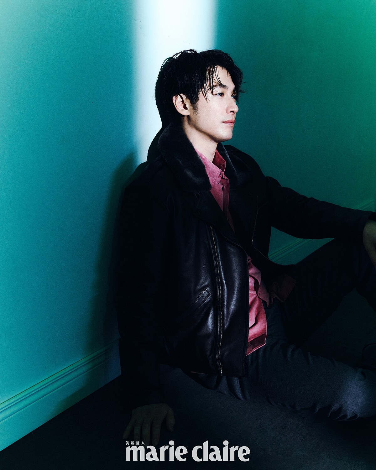 棕色刷毛翻領皮夾克、玫瑰色襯衫、灰色西裝褲，all by Berluti。