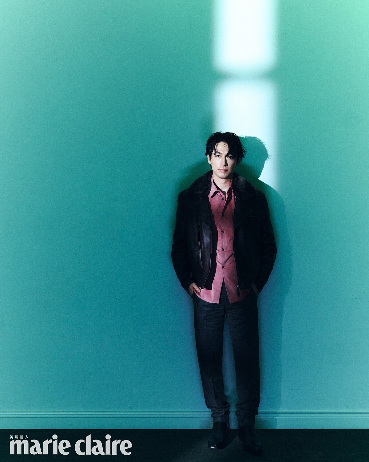 棕色刷毛翻領皮夾克、玫瑰色襯衫、灰色西裝褲、黑色切爾西皮靴，all by Berluti。