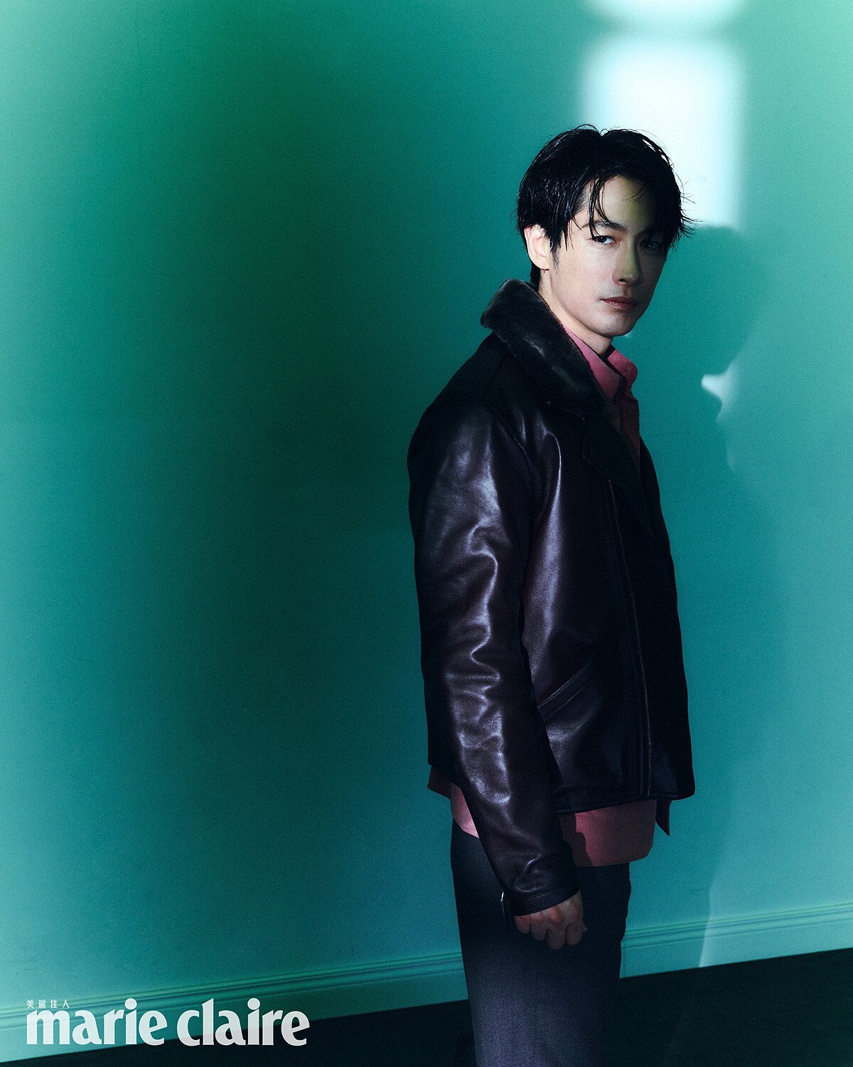 棕色刷毛翻領皮夾克、玫瑰色襯衫、灰色西裝褲，all by Berluti。