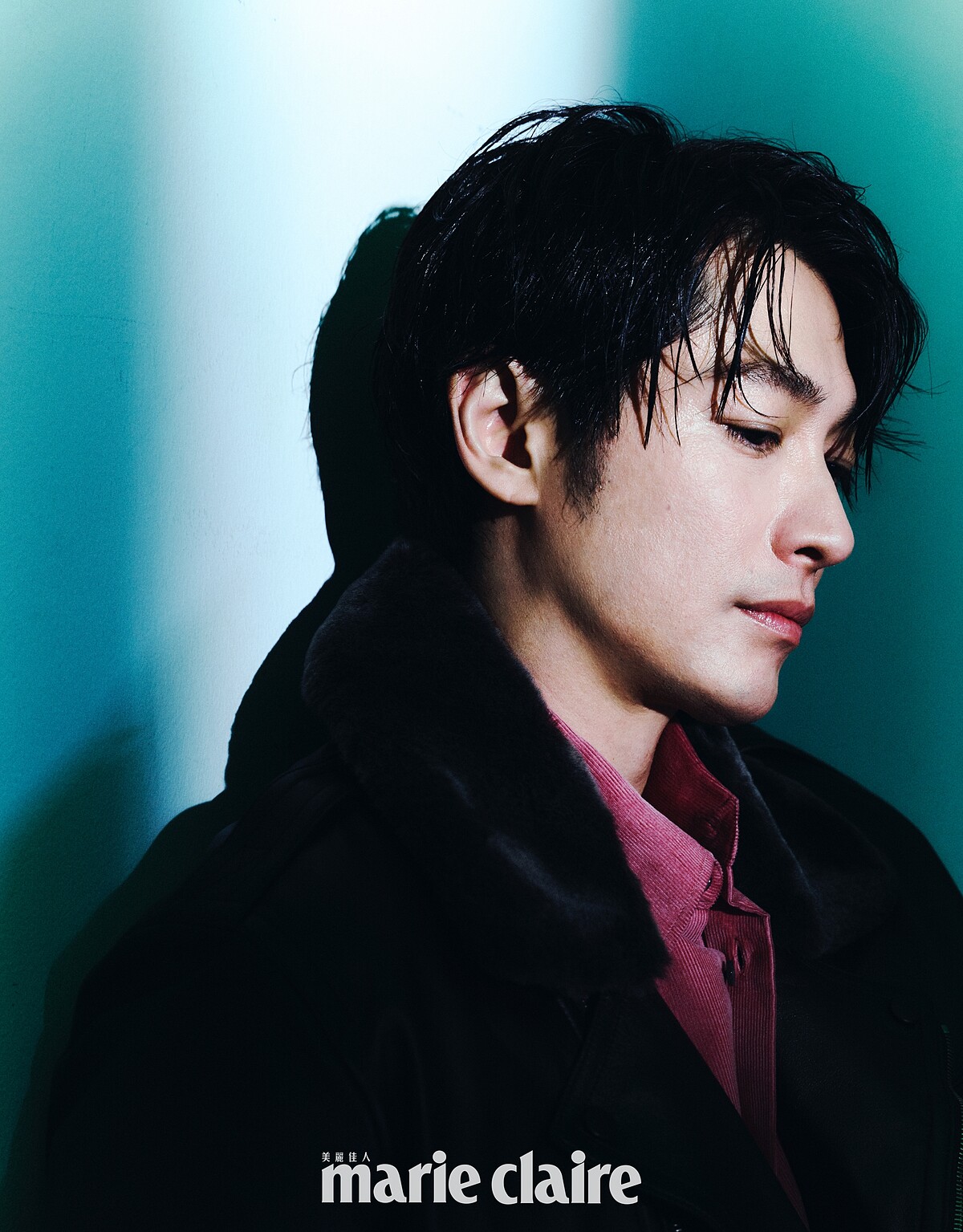 棕色刷毛翻領皮夾克、玫瑰色襯衫，both by Berluti。