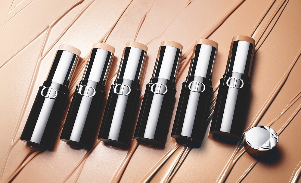 2024迪奧超完美持久粉底棒情境圖。