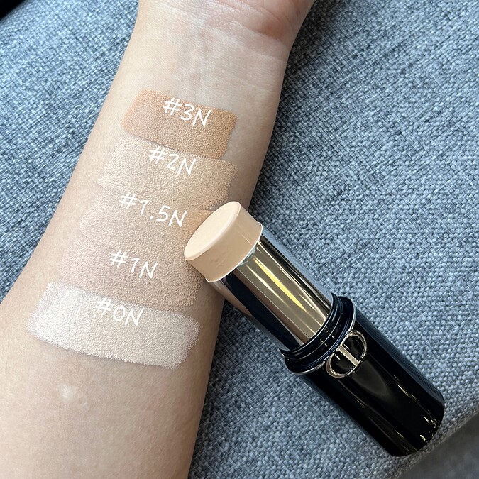 Dior迪奧超完美持久粉底棒手部試色。