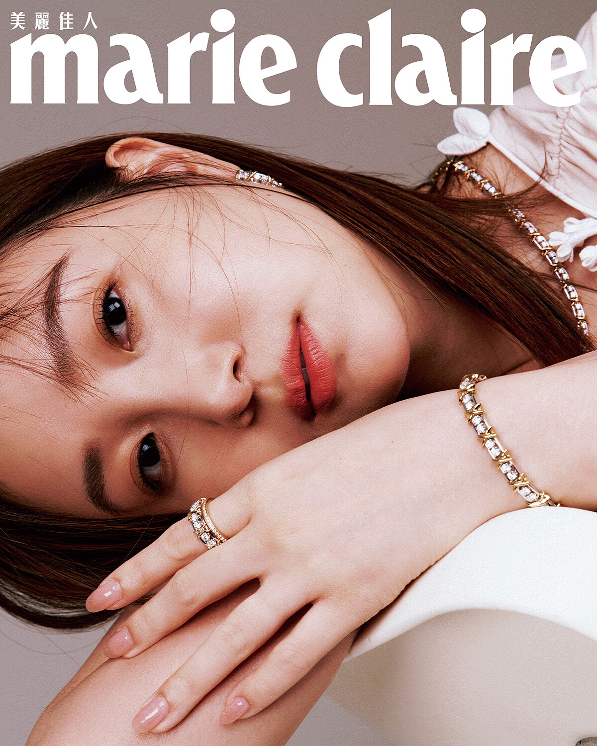 珍珠象牙白連身裙,Loewe;Schlumberger Sixteen Stone 18K金鑲鑽戒指、Lock 18K黃金鋪鑲鑽石戒指、Schlumberger 36 Stone 18K金鑲鑽手鍊、Jean Schlumberger By Tiffany Twenty Stone Hoop 18K黃金配鉑金鑲鑽耳環、Jean Schlumberger By Tiffany Ninety-Two Stone 18K黃金配鉑金鑲鑽項鍊,all by Tiffany&Co.蒂芙尼。