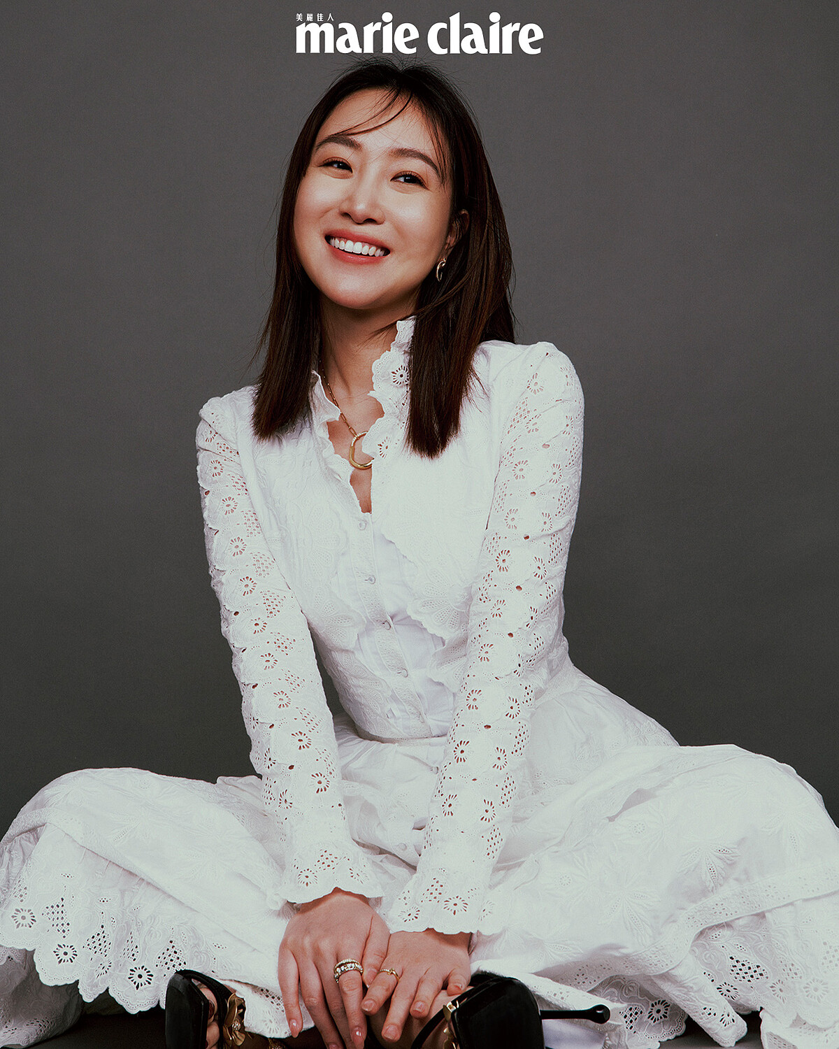 白色蕾絲洋裝,Ralph Lauren;黑色高跟鞋,Jimmy Choo;T1 18K 金鑲鑽石鏤空圈形耳環、Lock 18K金鑲鑽項鍊(L)、Schlumberger Sixteen Stone 18K金鑲鑽戒指、T1 18K金窄版鑲鑽戒指、Lock18K金鋪鑲鑽石戒指,all by Tiffany&Co.蒂芙尼。