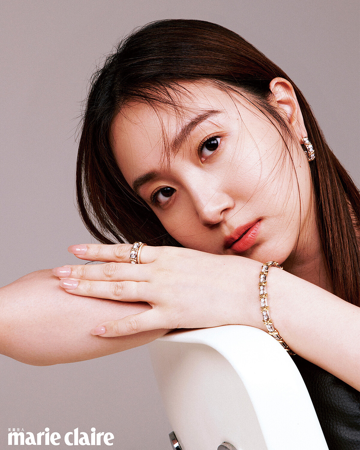 珍珠象牙白連身裙,Loewe;Schlumberger Sixteen Stone 18K金鑲鑽戒指、Lock 18K黃金鋪鑲鑽石戒指、Schlumberger 36 Stone 18K金鑲鑽手鍊、Jean Schlumberger By Tiffany Twenty Stone Hoop 18K金配鉑金鑲鑽耳環,all by Tiffany&Co.蒂芙尼。