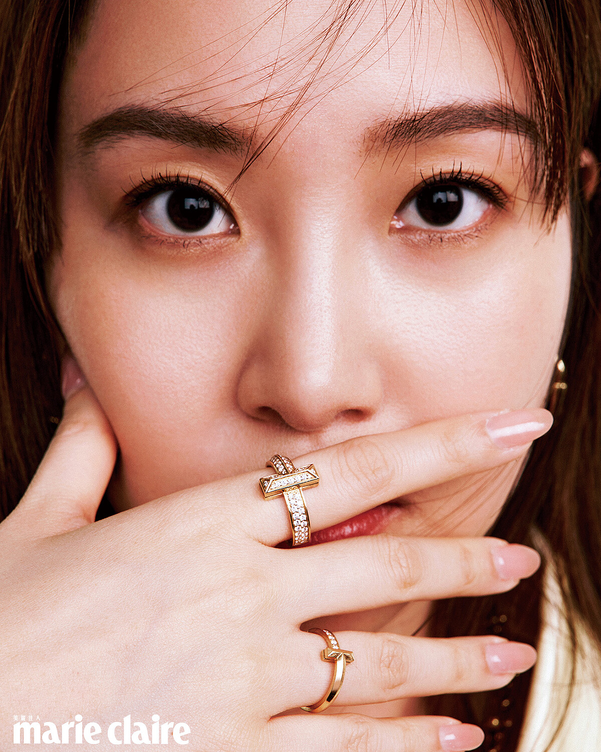 黃色西裝,Givenchy;HardWear黃金漸層扣環項鏈、T1 18K金寬版鋪鑲鑽石戒指、T1 18K金窄版鑲鑽戒指、Lock黃金耳環,all by Tiffany&Co.蒂芙尼。