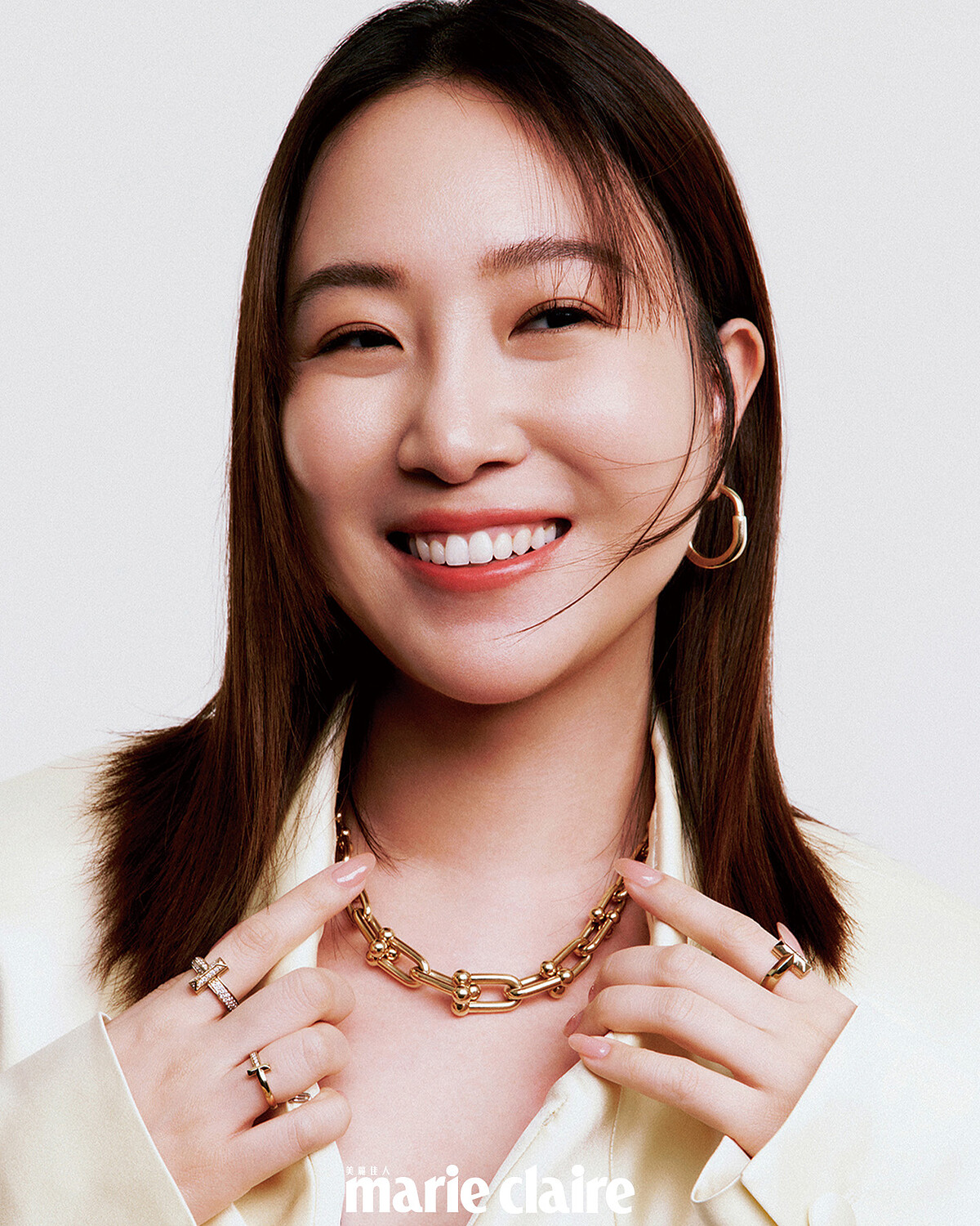 黃色西裝,Givenchy;HardWear黃金漸層扣環項鏈、T1 18K金寬版鋪鑲鑽石戒指、T1 18K金窄版鑲鑽戒指、T1 18K金寬版戒指、Lock黃金耳環,all by Tiffany&Co.蒂芙尼。