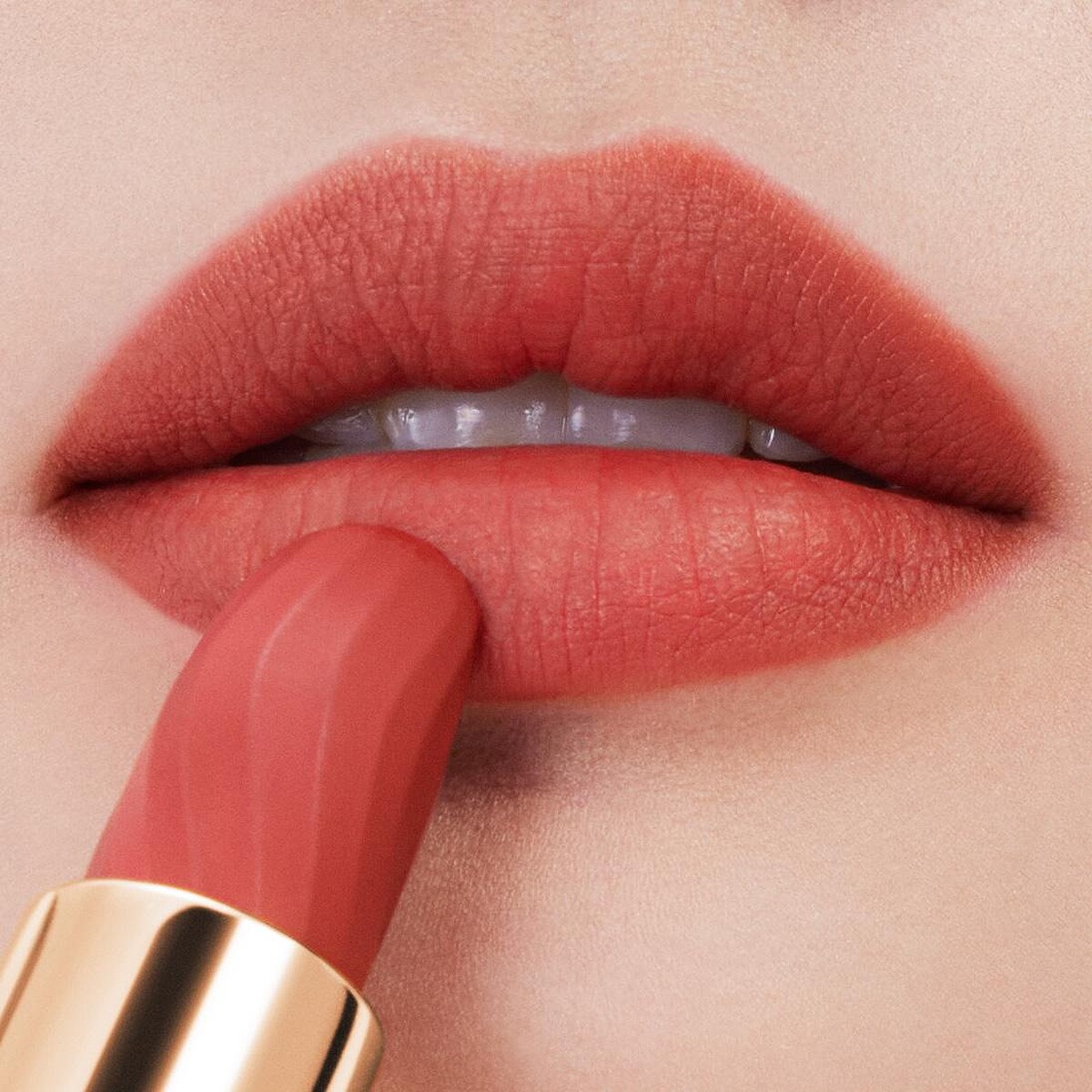 蘭蔻絕對完美柔霧唇膏2024七夕情人節限定版(#273純愛裸粉)，NT1,480