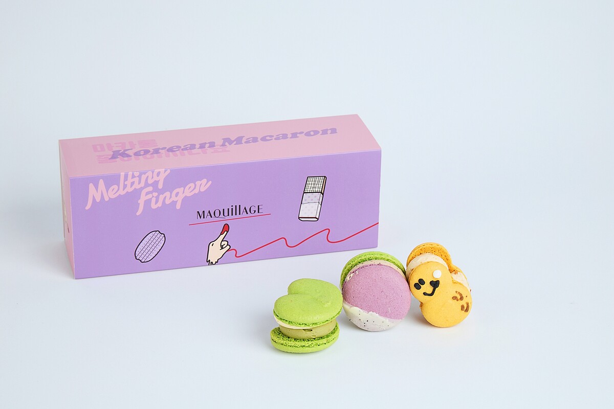 MAQuillAGE X Melting Finger蜜戀馬卡龍禮盒，內含焦糖花生、伯爵紅茶、以及抹茶柳橙共三款風味，並包裝於飾有雙方品牌手繪塗鴉的聯名禮盒中。