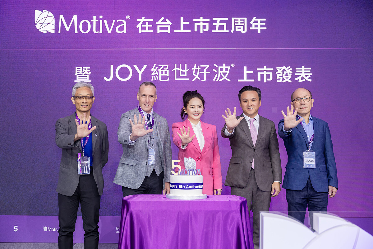 左邊五人合照由左至右順序：張松源, Mr. John, Jessie, Anderson, 林志鴻