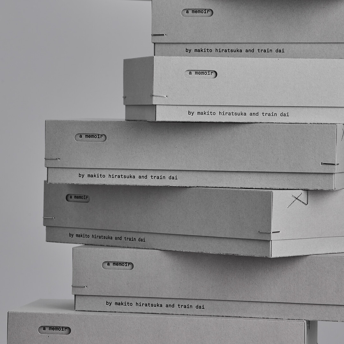 以「塵封的收納」為核心概念，以最低限度的素材組合搭建盒體。