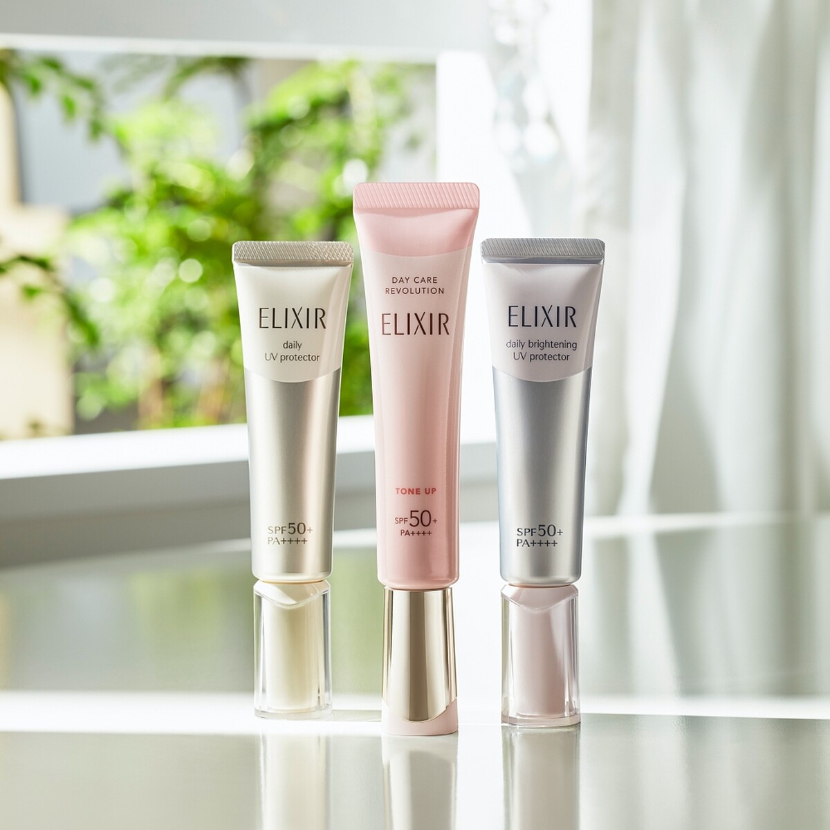 ELIXIR怡麗絲爾 多效美肌乳系列包括了「小金管」彈潤多效美肌乳、「小銀管」淨白多效美肌乳、「潤色小金管」膠原亮妍多效美肌乳。