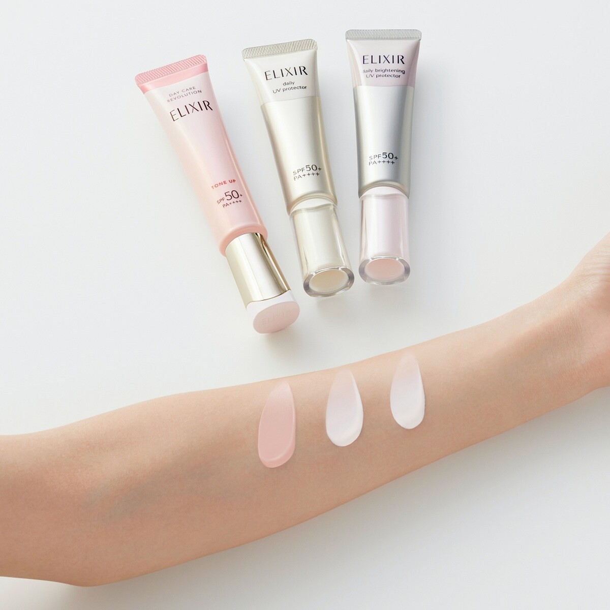 ELIXIR怡麗絲爾(左起)「潤色小金管」膠原亮妍多效美肌乳、「小金管」彈潤多效美肌乳、「小銀管」淨白多效美肌乳質地示意。