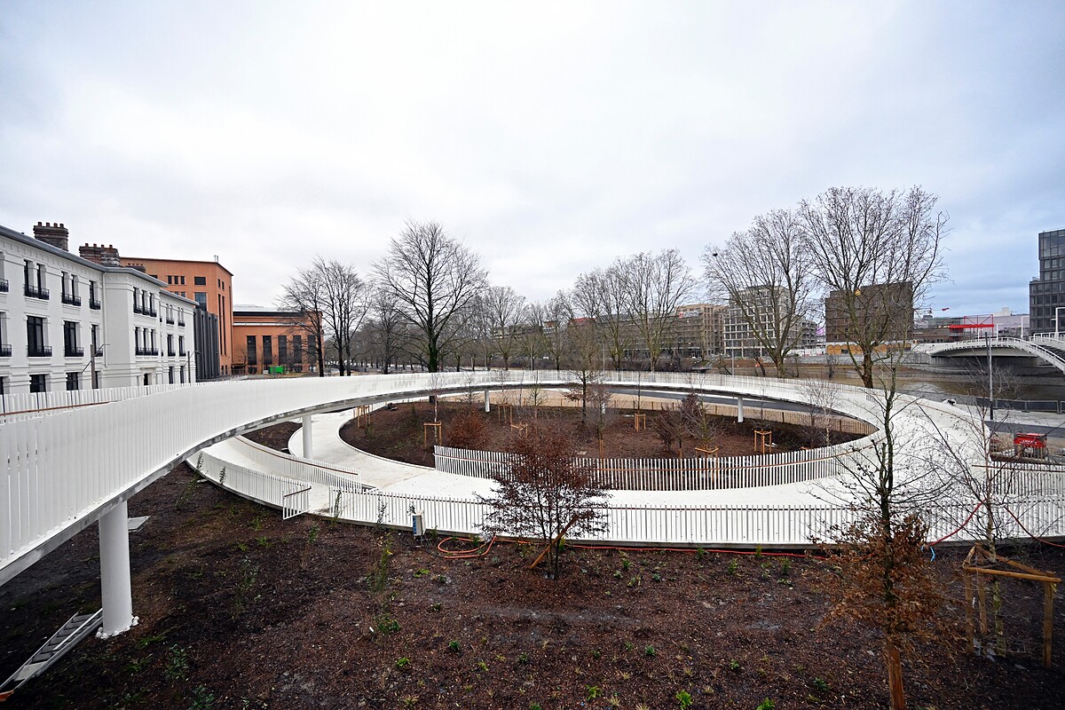 2024 巴黎奧運選手村秉持永續的排碳規劃目標，本體設計為綠建築，比賽結束後將成為環境友好居住社區 ，同時利用地熱和太陽能發電永續營運。