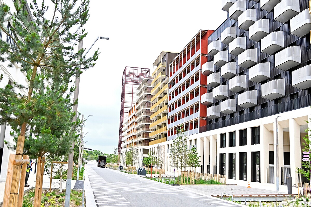  2024 巴黎奧運選手村秉持永續的排碳規劃目標，本體設計為綠建築，比賽結束後將成為環境友好居住社區 ，同時利用地熱和太陽能發電永續營運。