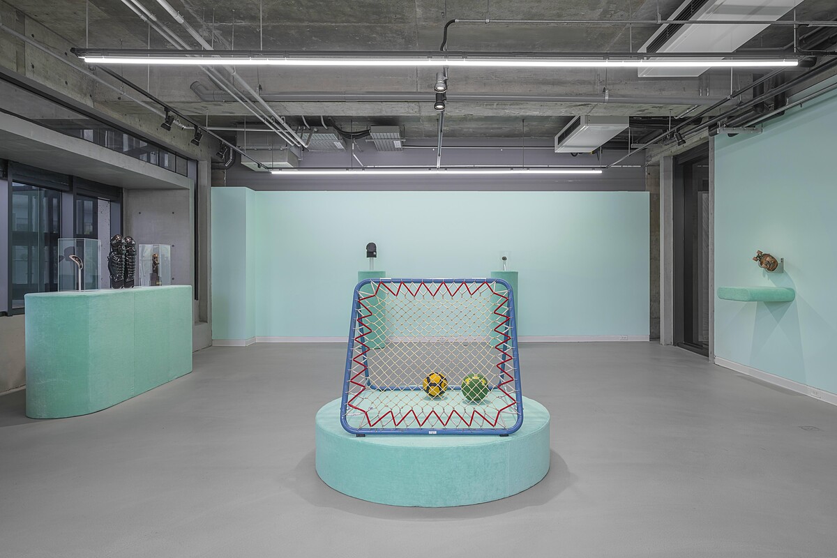 球網 Ball Net、獎盃 Trophy、護具 Protective Gear、毛帽 Beanie、岩塊 Climbing Holds、滑板 Skateboard。