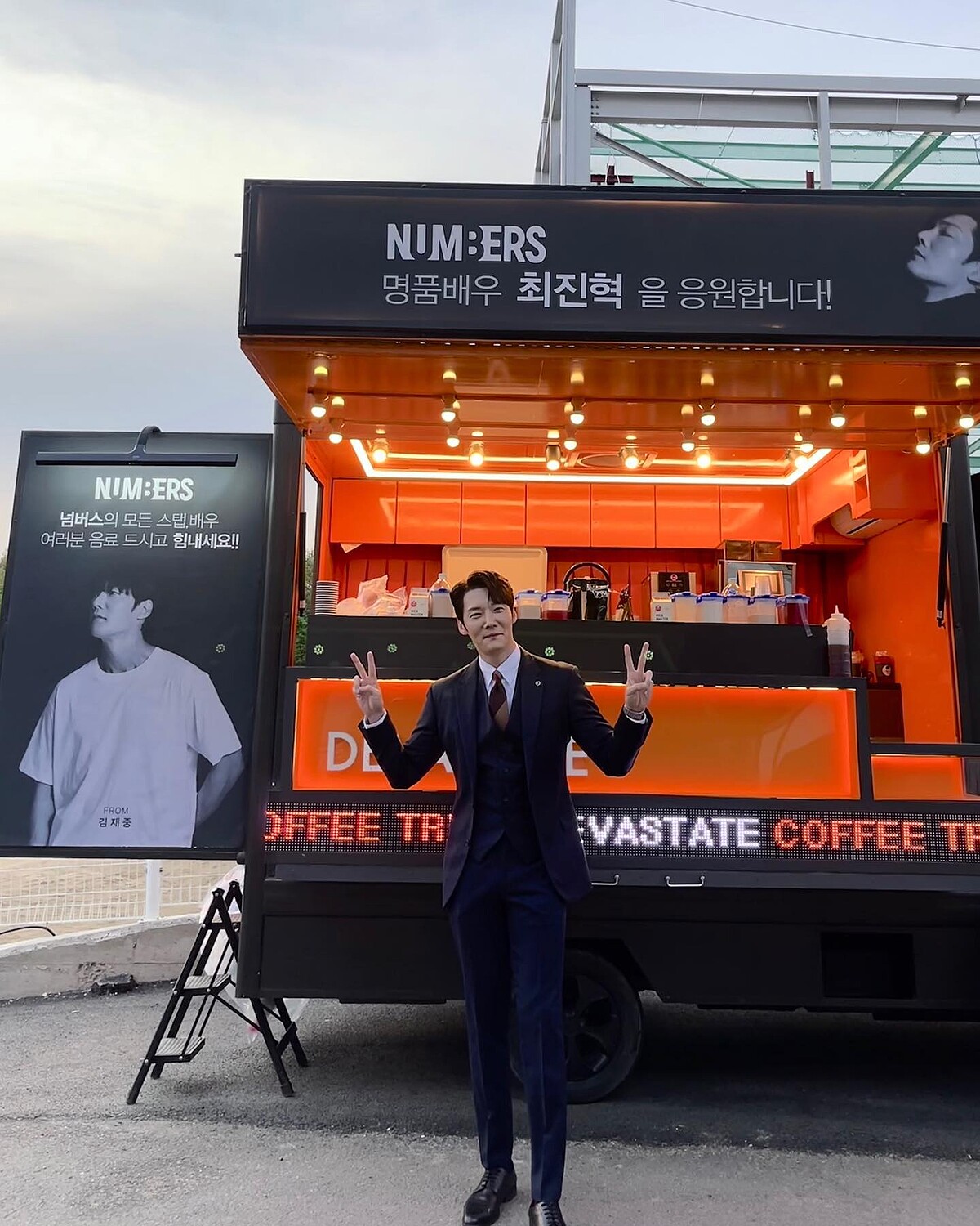 崔振赫身高187公分、穿衣顯瘦脫衣有肉的崔振赫被封為&rdquo;西裝模範生&rdquo;