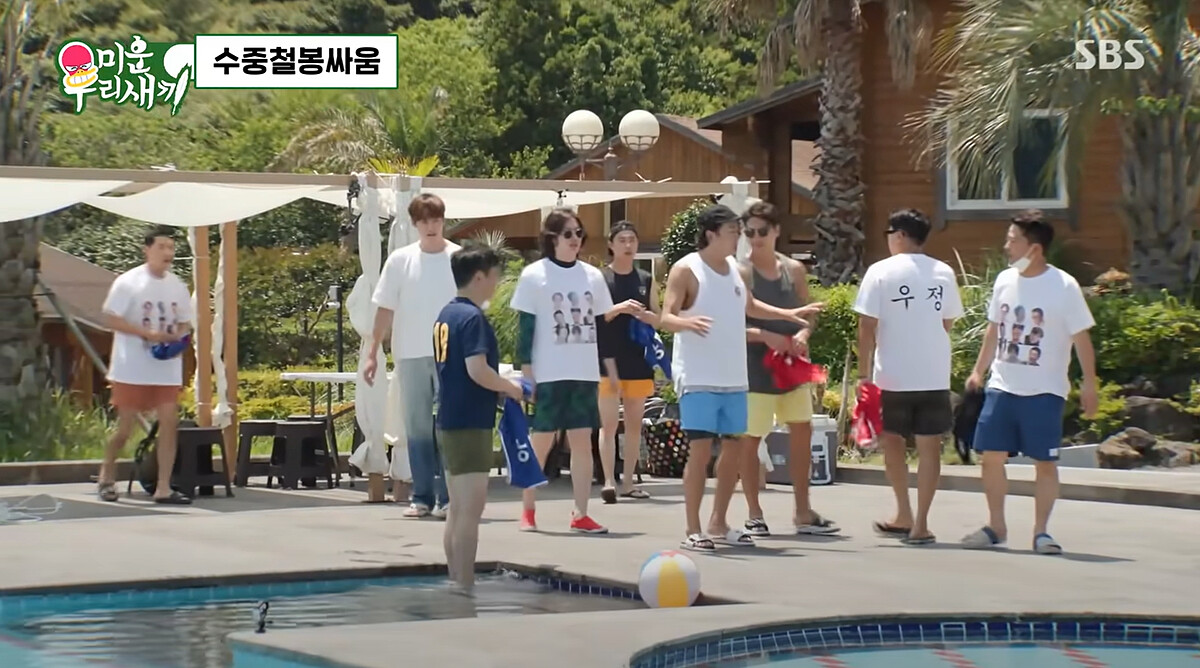 游泳池畔所有人都穿短褲、泳褲，只有崔振赫(左二)身著牛仔褲