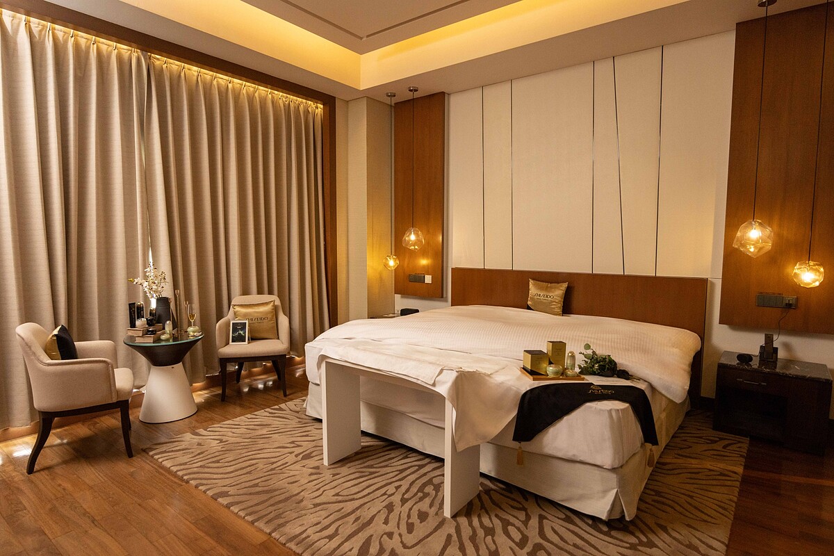 金字塔頂端的時髦日常！一窺東京官夫人貴婦圈最愛的極上御藏養膚課程。