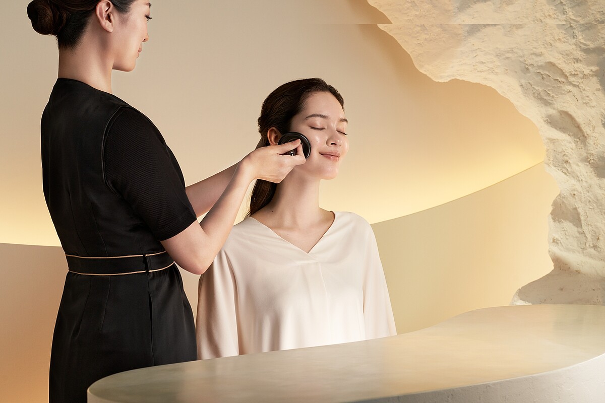 起源京都、來自銀座的極上御藏YUTAKA養膚課程，讓肌膚在豐盈的滋養中獲得平衡與新生。