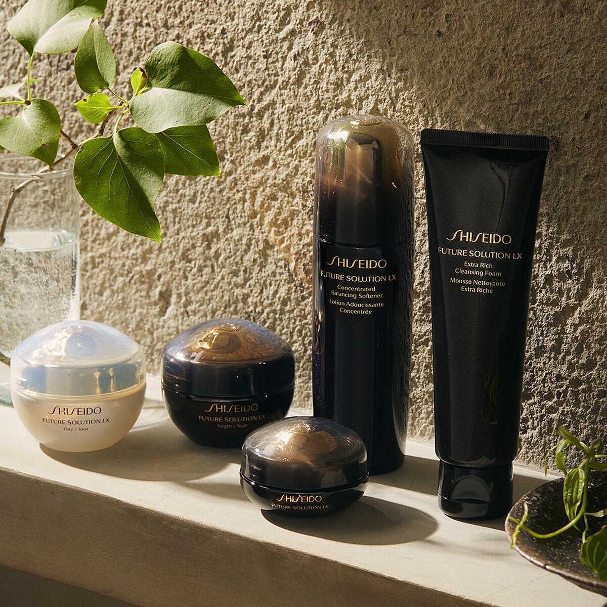 日本皇室級保養「資生堂極上御藏系列」，蘊含珍稀延命草精萃，具有強大修護功效。