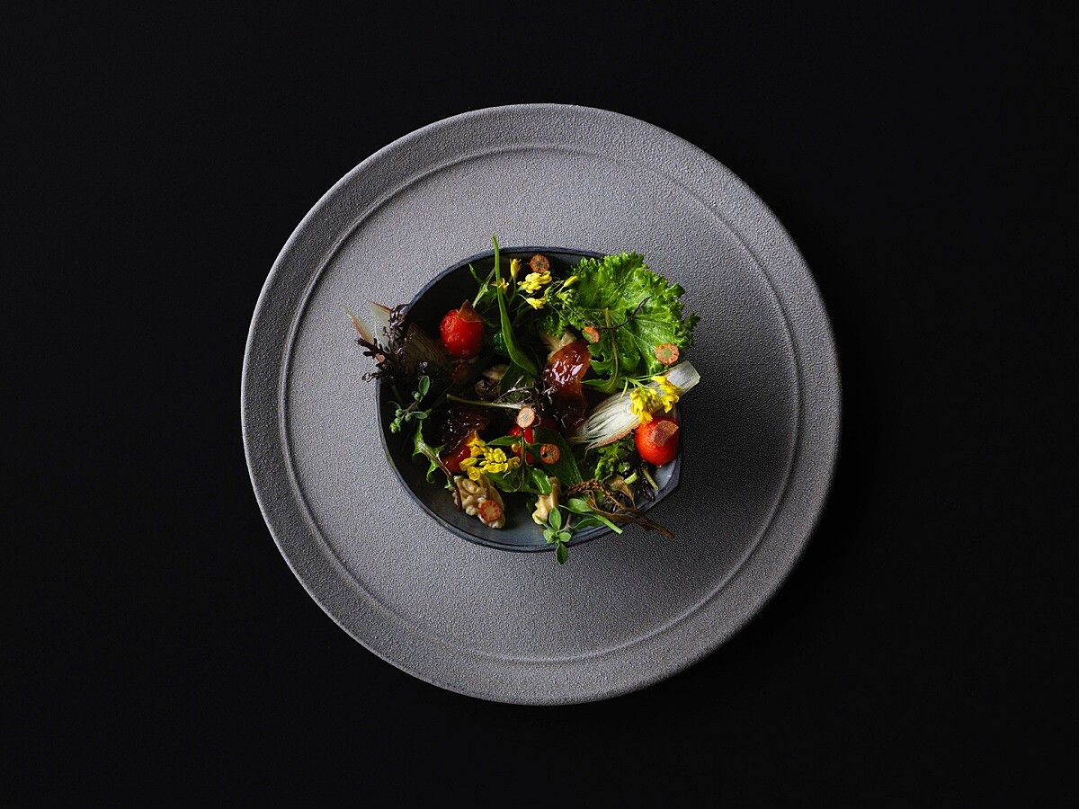  日劇《Grand Maison Tokyo》第一集就出現了「INUA」的料理，這是使用芥菜、山葵以及自製的鹽漬魚卵做成的溫沙拉。