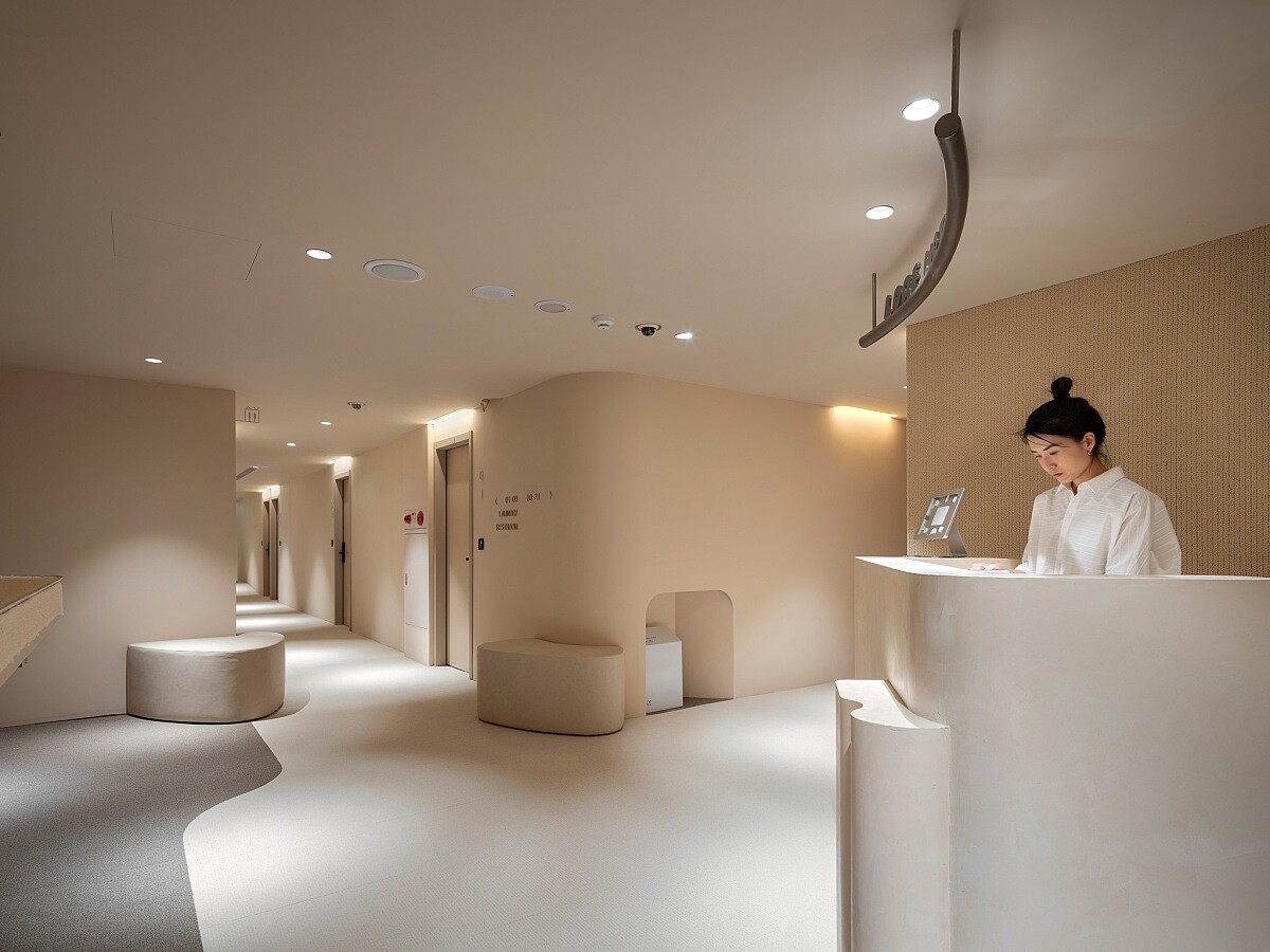 以「無壓感、軟空間」為訴求打造的設計旅店&mdash;「樂爾公寓 LORE HOTEL」。