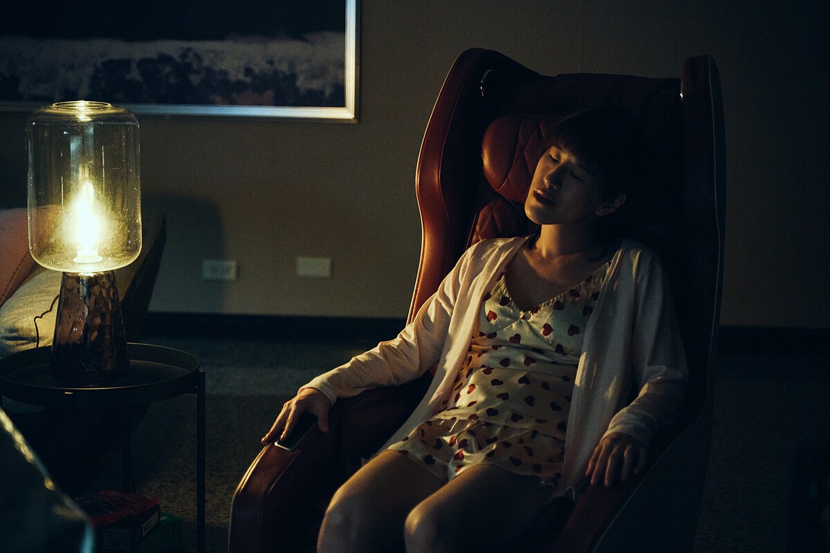 《都市懼集》百白在家中沙發上休息