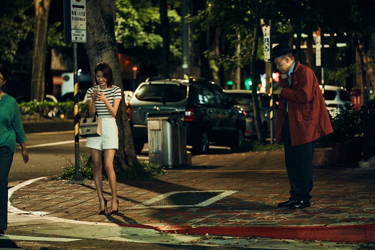 《都市懼集》邵雨薇在路邊與朋友簡訊