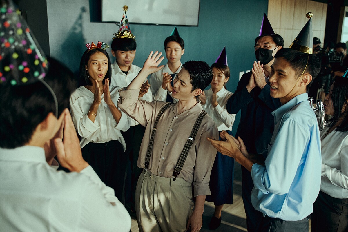 《都市懼集》曾博恩飾演耍帥主管、被同事慶生