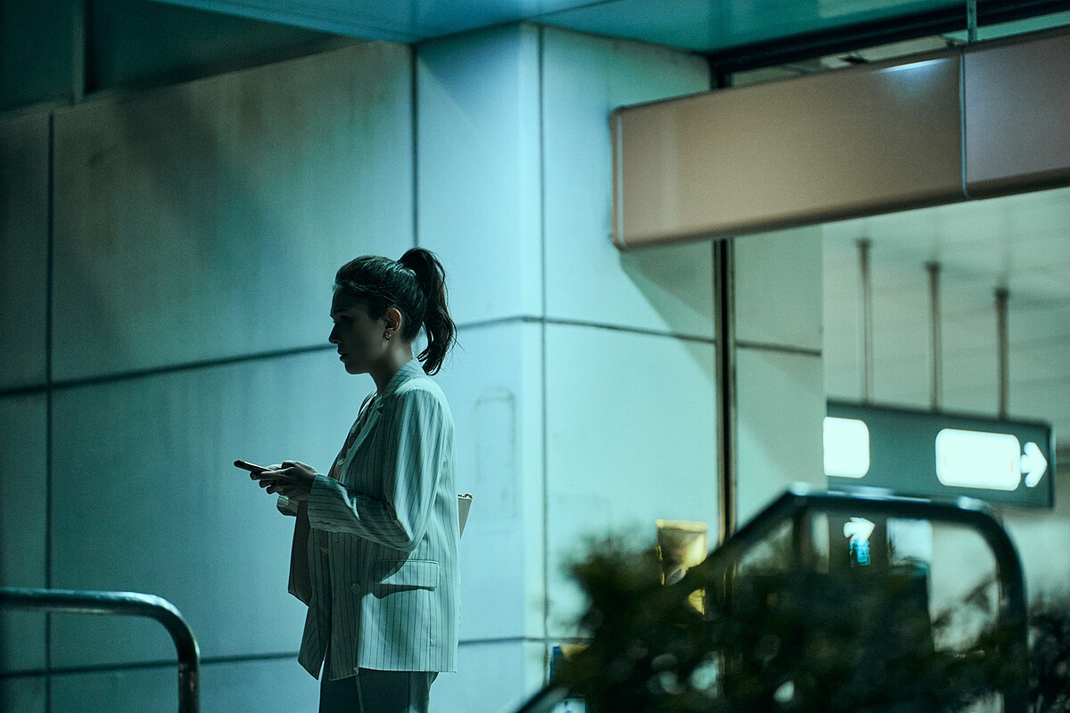 《都市懼集》許瑋甯在捷運站外等車