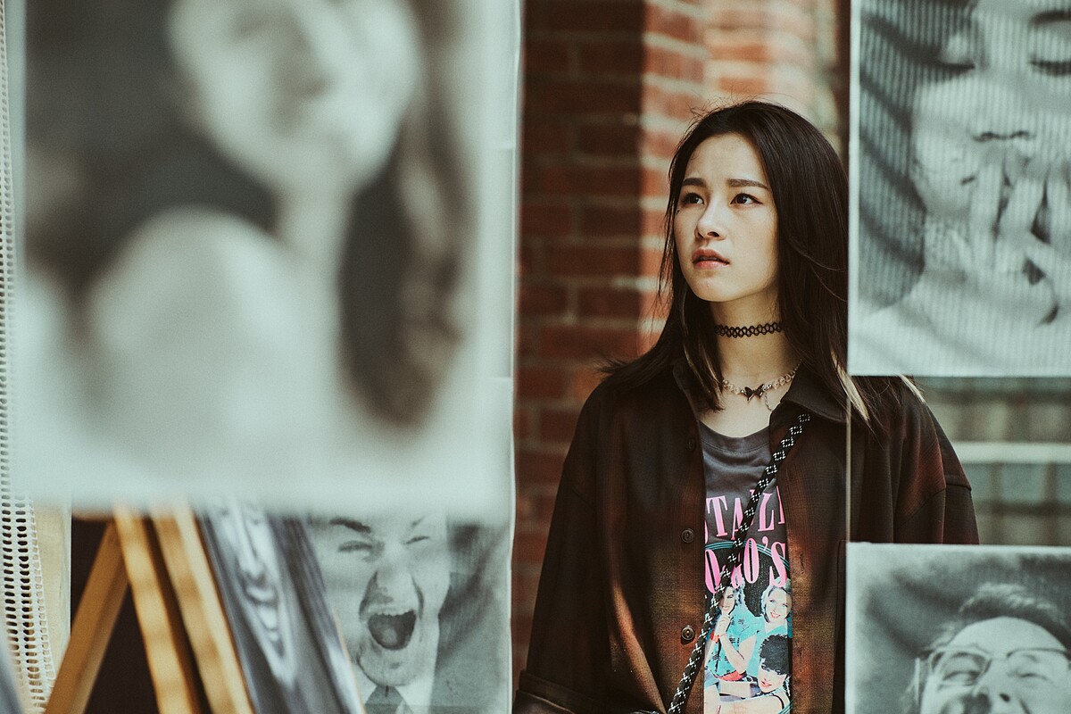 《都市懼集》盧以恩飾演被畫作吸引的逛街女子