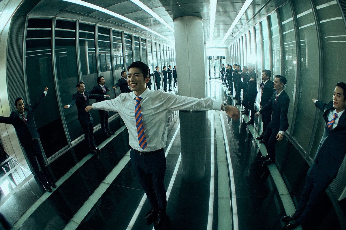 《都市懼集》傅孟柏率員工跳晨操