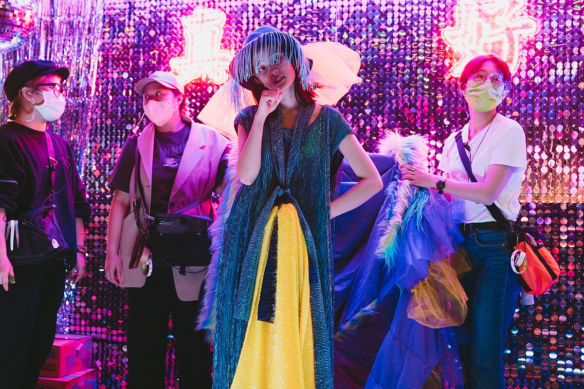 王淨（中）本次於《鬼才之道》中飾演「同學」一角，在妝容與造型上都做了很大的突破