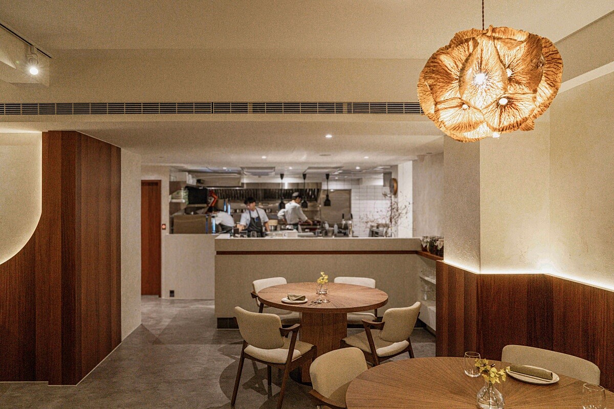 來自屏東的原住民藝術家「黑色特工隊」以樹皮做成的吊燈，錯落在餐廳裡。