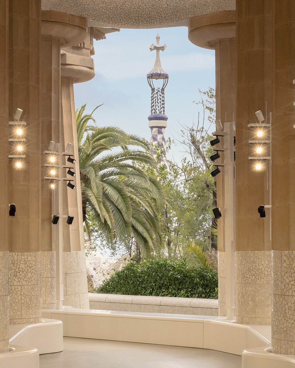 Louis Vuitton 2025早春女裝系列選址於巴塞隆納的奎爾公園（Park G&uuml;ell）發布。