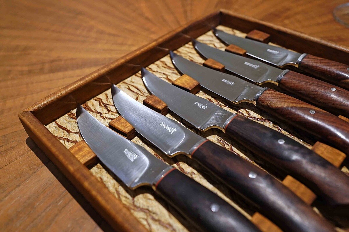 是主餐刀是就是由來自屏東的鑄刀大師陳柏村親自打造的作品。