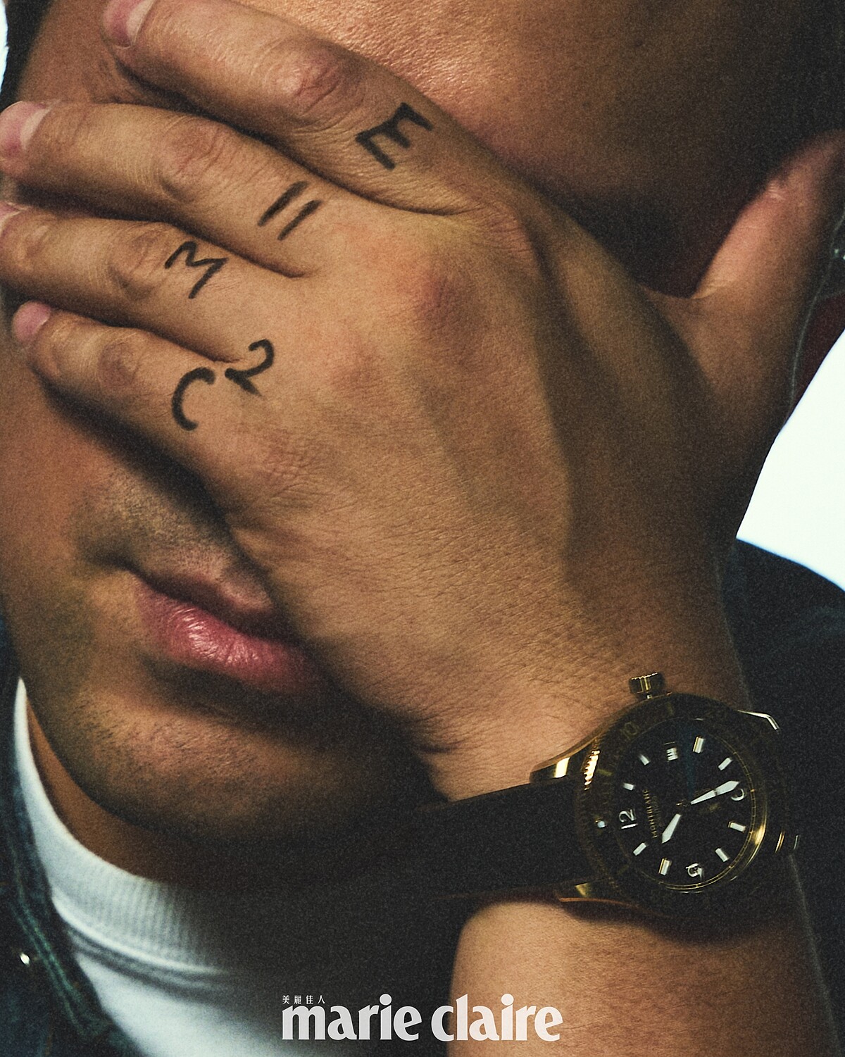 牛仔襯衫外套、白色 T 恤，both by Dior；Iced Sea 系列日期顯示自動腕錶，Montblanc。